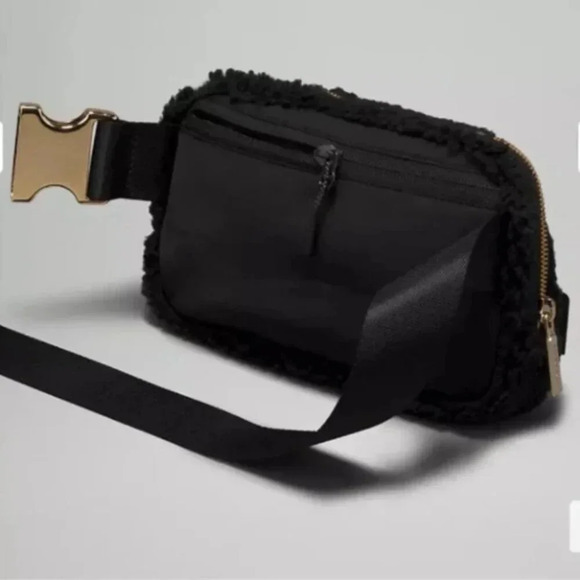 NWT Lululemon Everywhere Belt Bag Black Fleece with Gold Hardware 1L - Picture 4 of 6